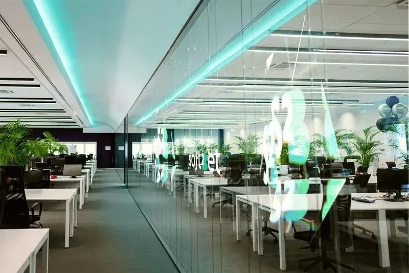 Spațiu de lucru open-space în biroul Soft2Bet