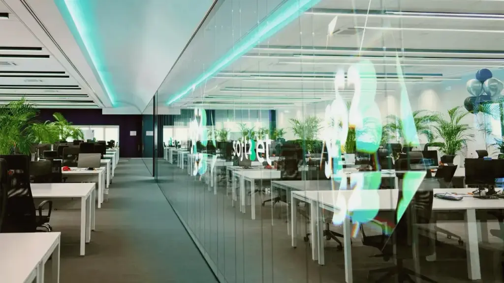 Birou open-space Soft2Bet în care lucrează echipele de tehnologie și produs