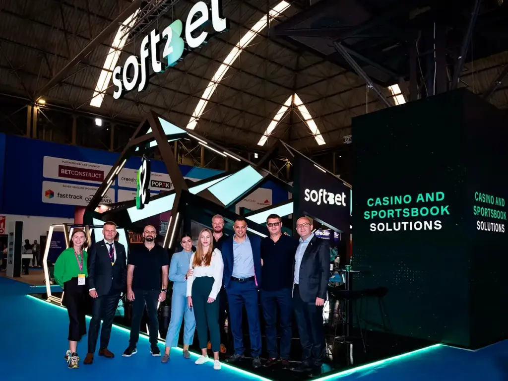 Echipa Soft2Bet la standul companiei în cadrul unui eveniment din industrie